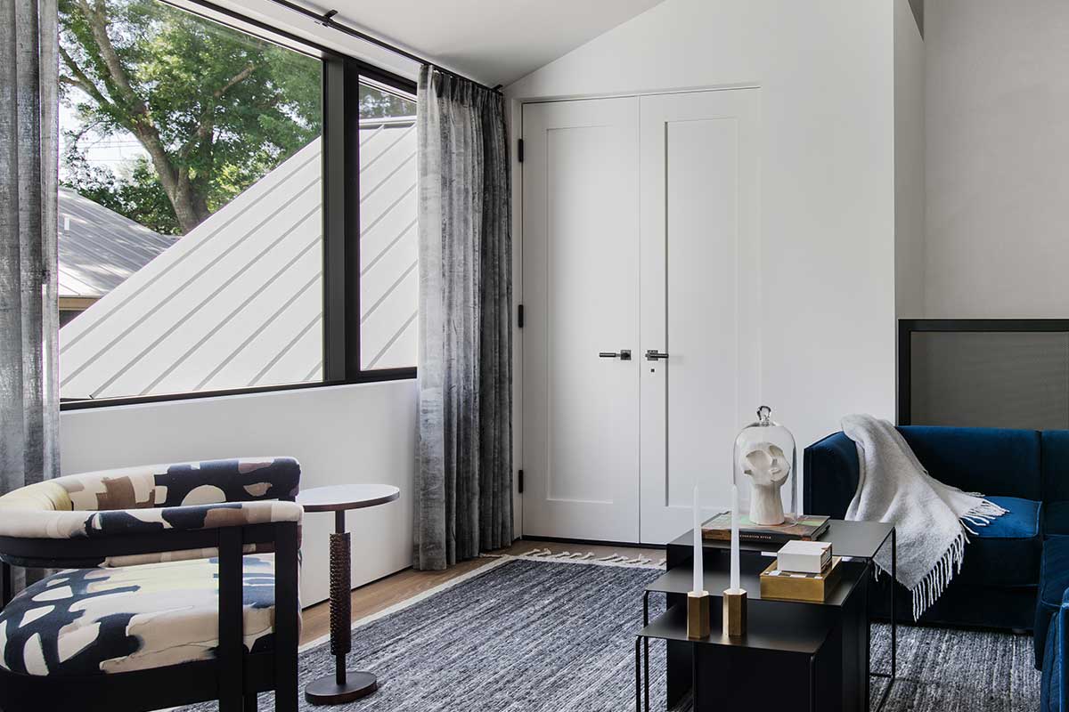 A sitting room in Stay Bungalow in Austin, Texas, featuring Marvin Modern Direct Glaze and Marvin Modern Casement windows.