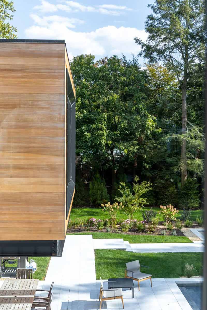 Open corner house with cantilevered bedroom