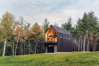 A modern barn-style guest house in Vermont with Marvin Essential Awning windows, Marvin Modern Direct Glaze windows and a Marvin Elevate Sliding Patio door.